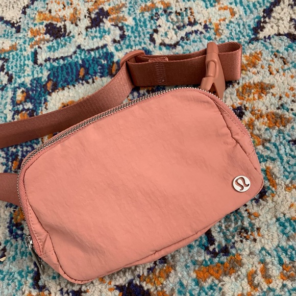 lululemon athletica Handbags - Lululemon Everywhere Belt Bag